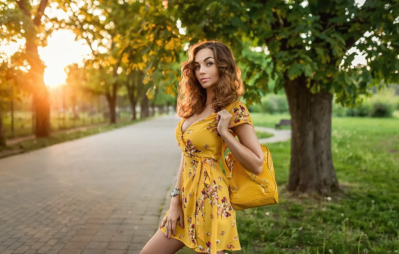 Фото обои зелень, трава, взгляд, солнце, деревья, природа, секси, поза