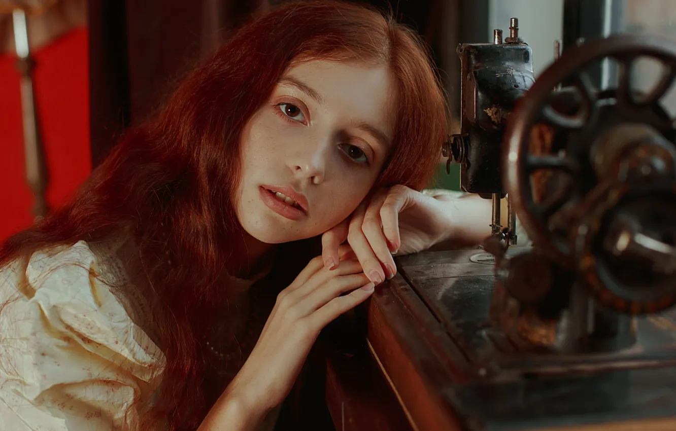Фото обои взгляд, девушка, лицо, настроение, руки, рыжая, рыжеволосая, швейная машинка