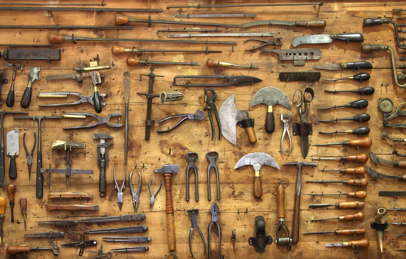 Фото обои стена, инструменты, ножи, много, разные, кусачки, пассатижи, стамески