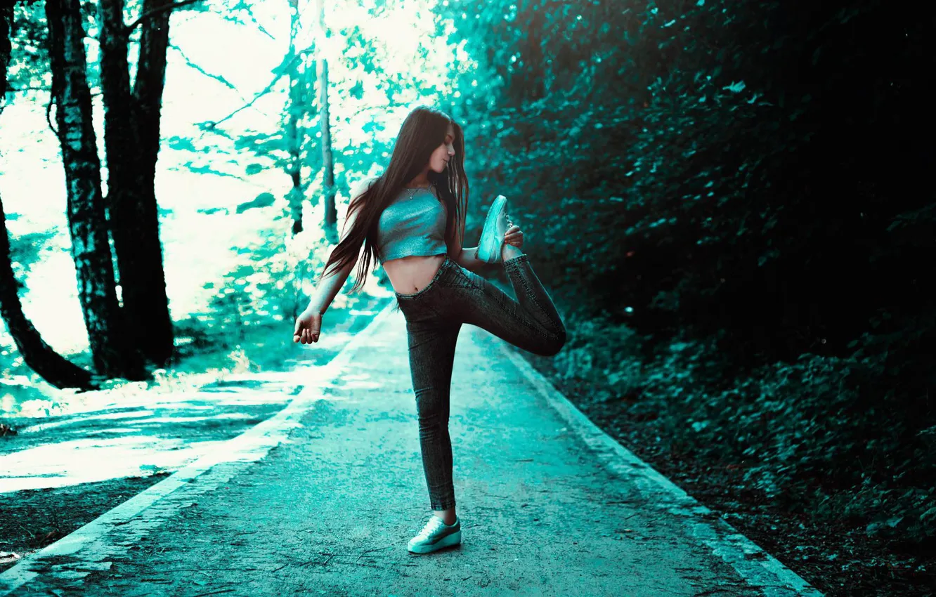 Фото обои деревья, trees, большая грудь, exercise, упражнение, big breasts, стройная фигура, slim figure