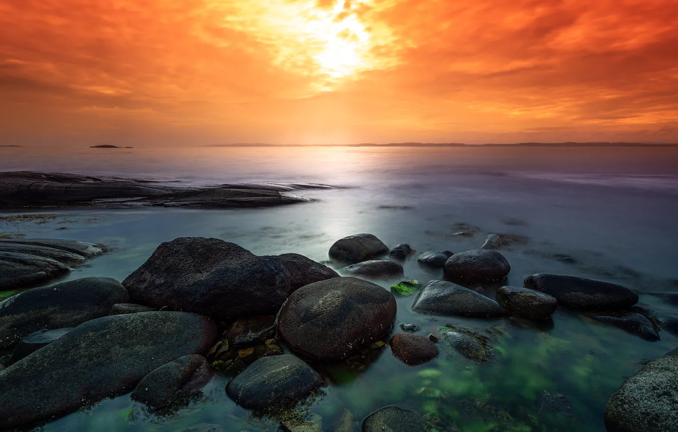 Фото обои море, солнце, закат, камни, берег, яркие цвета, валуны