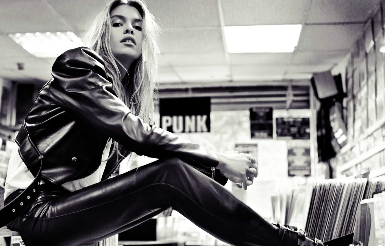 Фото обои monochrome, model, leather, vinyl, erotic, blonde, store, slim