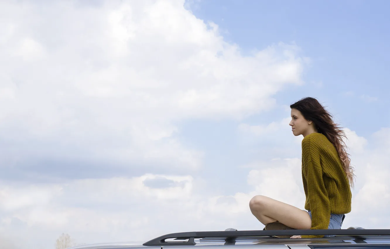 Фото обои крыша, небо, свобода, девушка, шорты, автомобиль