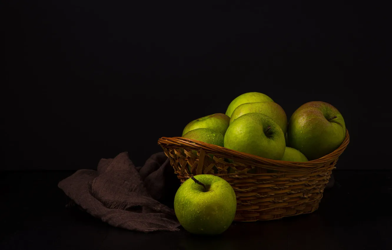 Фото обои темный фон, яблоки, зеленые, ткань, черный фон, натюрморт, корзинка