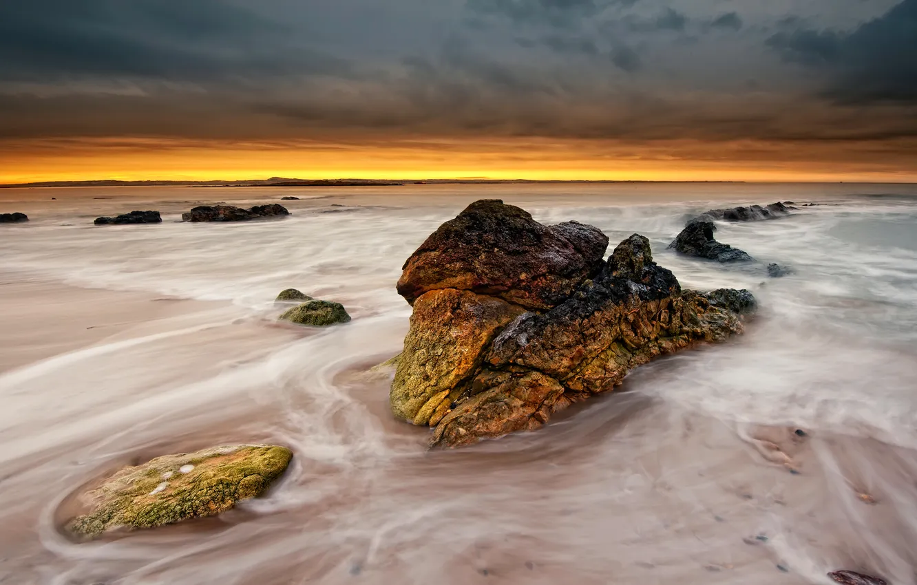 Фото обои море, пляж, камни, жёлтый, горизонт