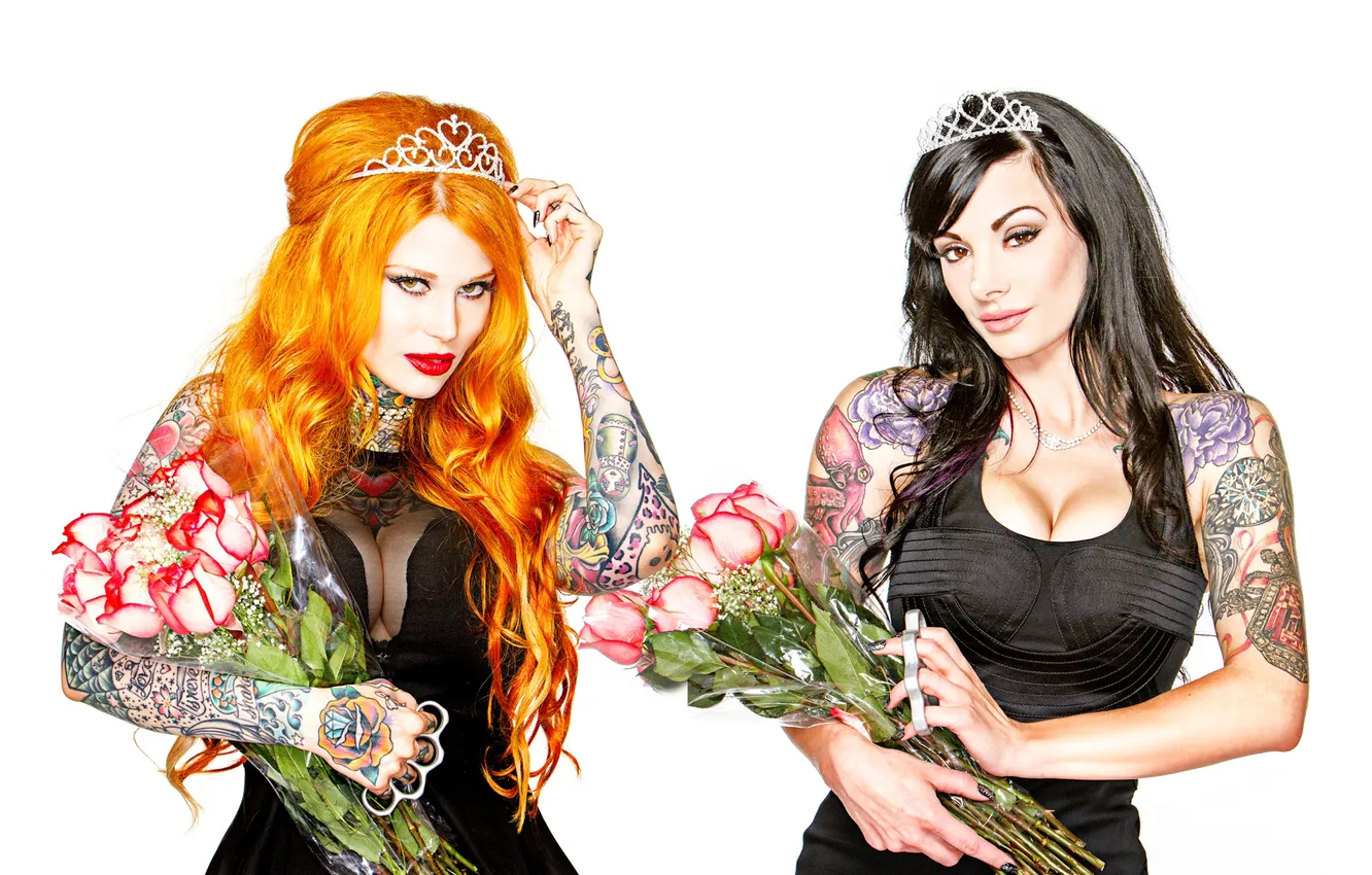 Фото обои девушки, розы, брюнетка, рыжая, диадема, girls, and, tattoo