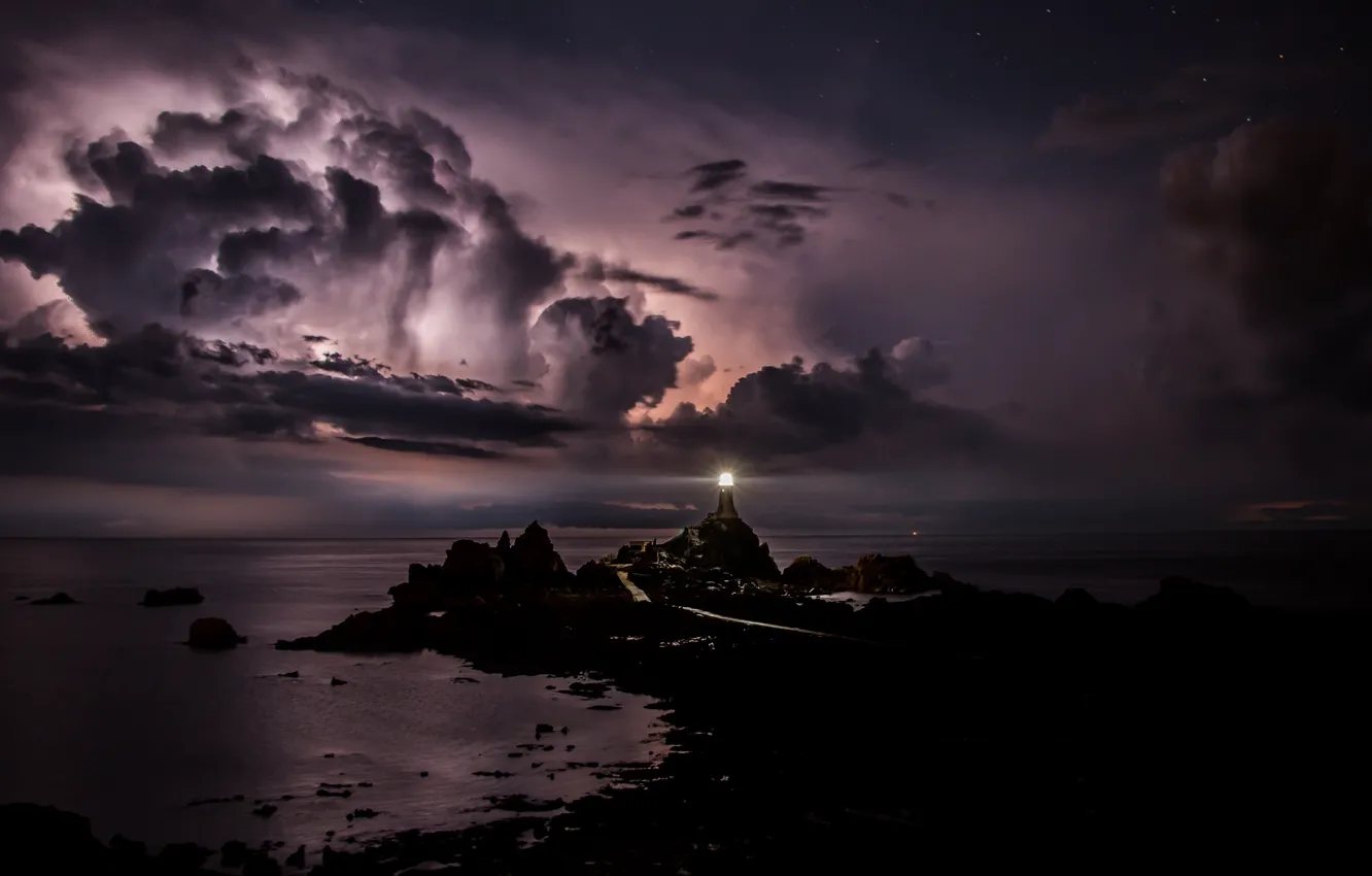 Фото обои ночь, тучи, маяк, лунный свет, пролив Ла-Манш, Нормандские острова, остров Джерси