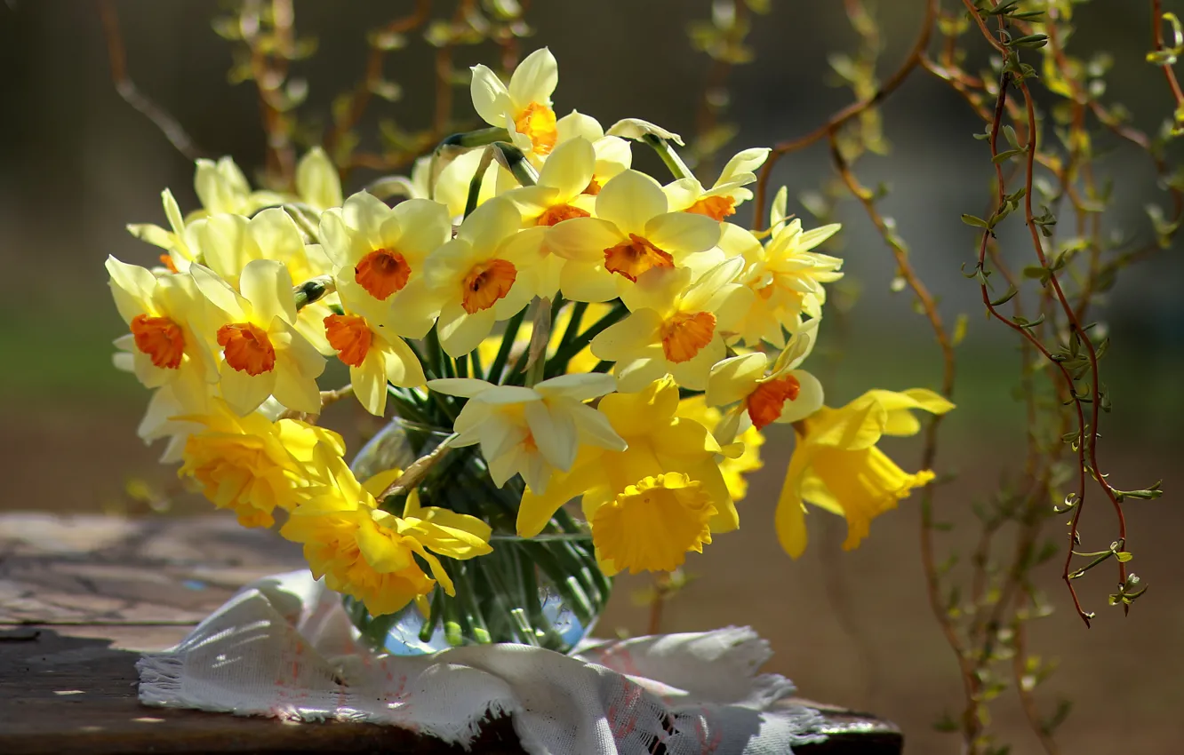 Фото обои цветы, ветки, весна, ваза, салфетка, нарциссы