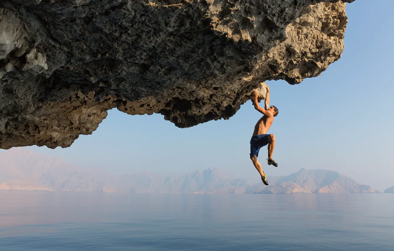 Фото обои море, скала, парень, National Geographic, мускулы, скалолазанье, Jimmy Chin