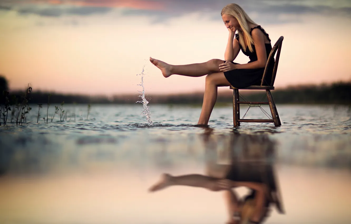 Фото обои вода, девушка, радость, отражение, всплеск, стул