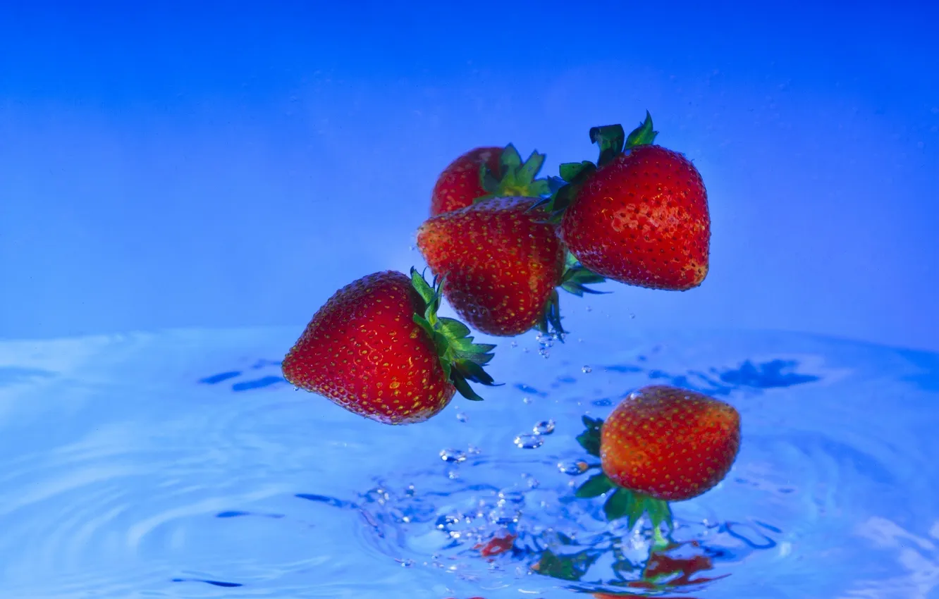 Фото обои вода, капли, синий, ягоды, всплеск, клубника