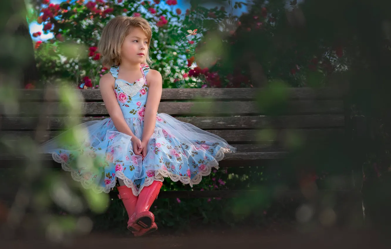 Фото обои скамейка, настроение, сапоги, сад, платье, девочка