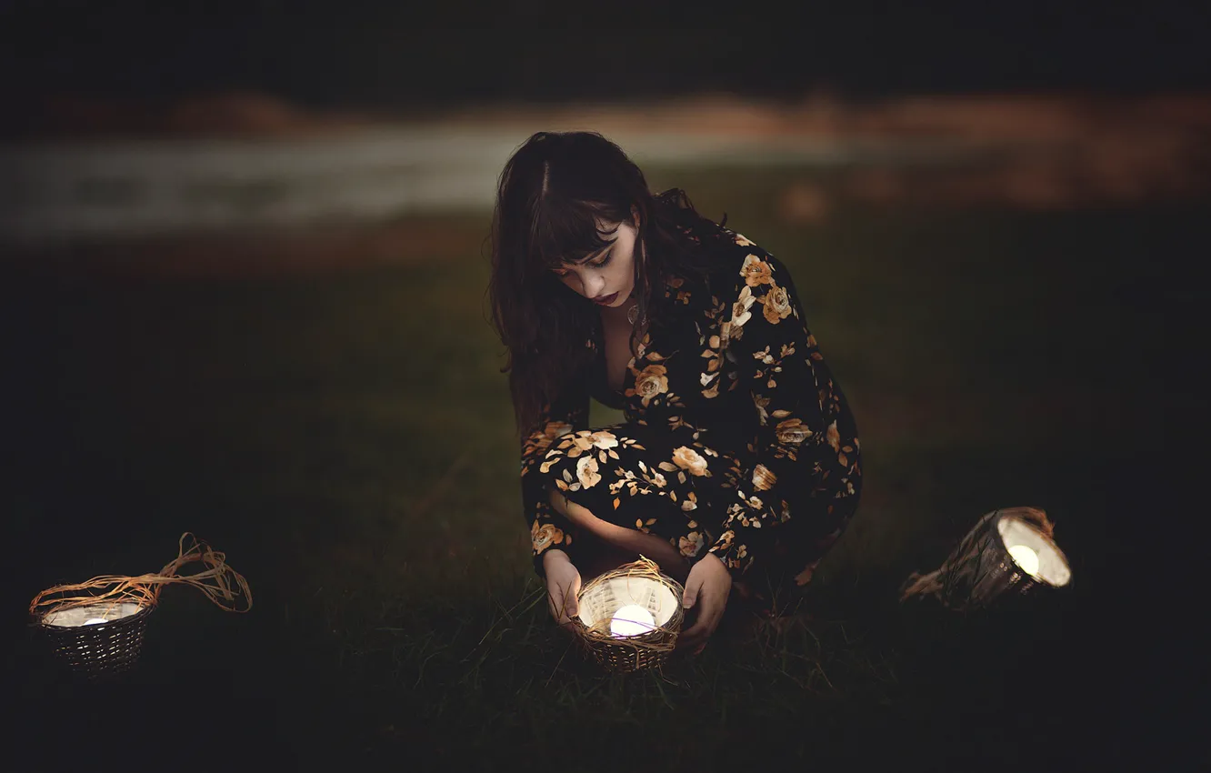 Фото обои девушка, свет, темнота, платье, лампочки, корзинки, на корточках