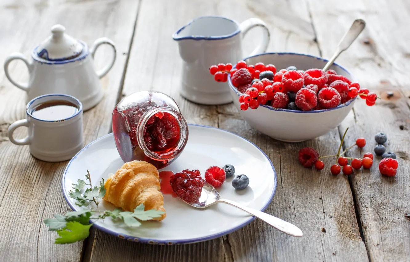 Фото обои ягоды, малина, чай, еда, завтрак, черника, посуда, смородина
