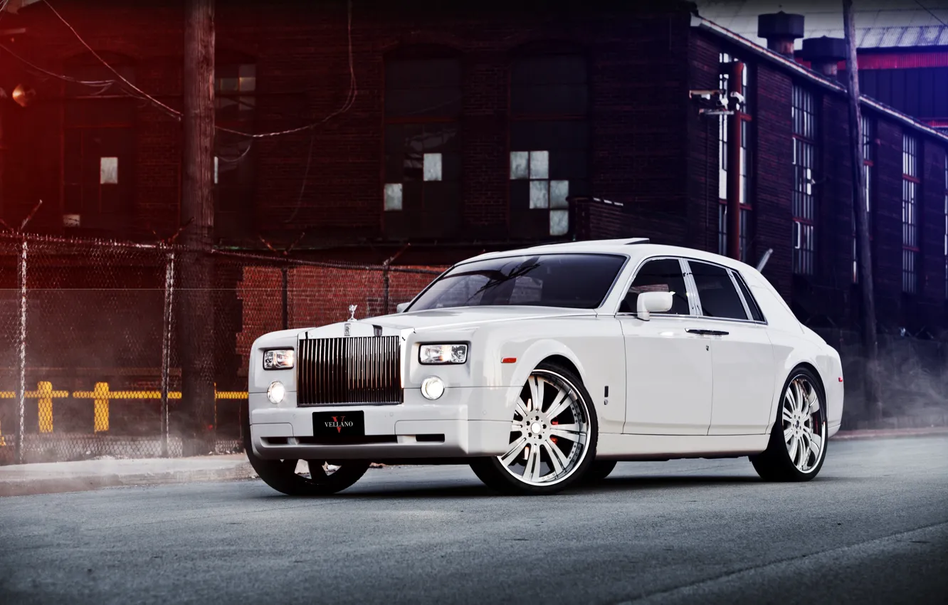 Фото обои белый, здание, Phantom, ограждение, white, Rolls Royce, вид спереди, Фантом