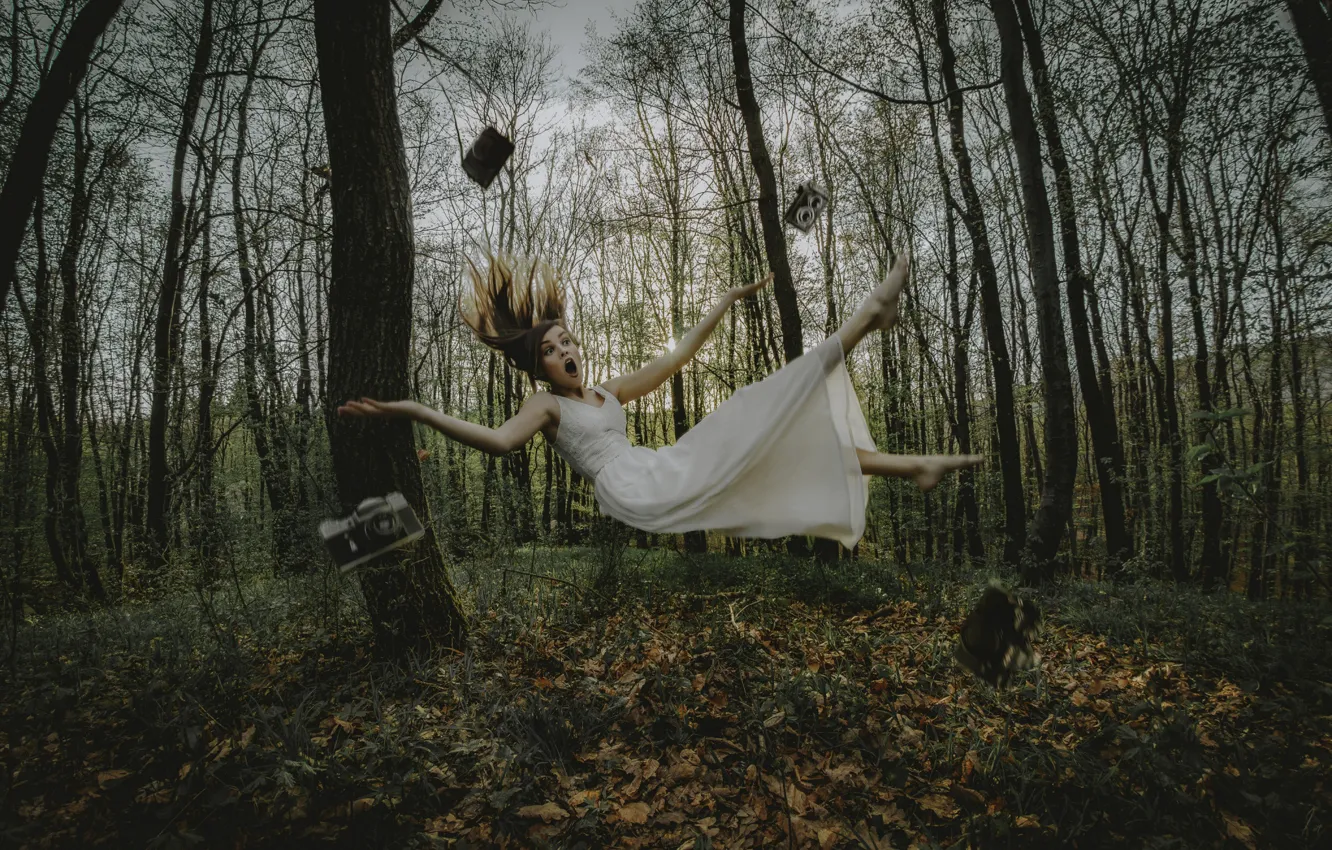 Фото обои ЛЕС, ПЛАТЬЕ, ШАТЕНКА, ДЕРЕВЬЯ, ОСЕНЬ, САРАФАН, ПАДЕНИЕ, фотограф Andrea Blesakova