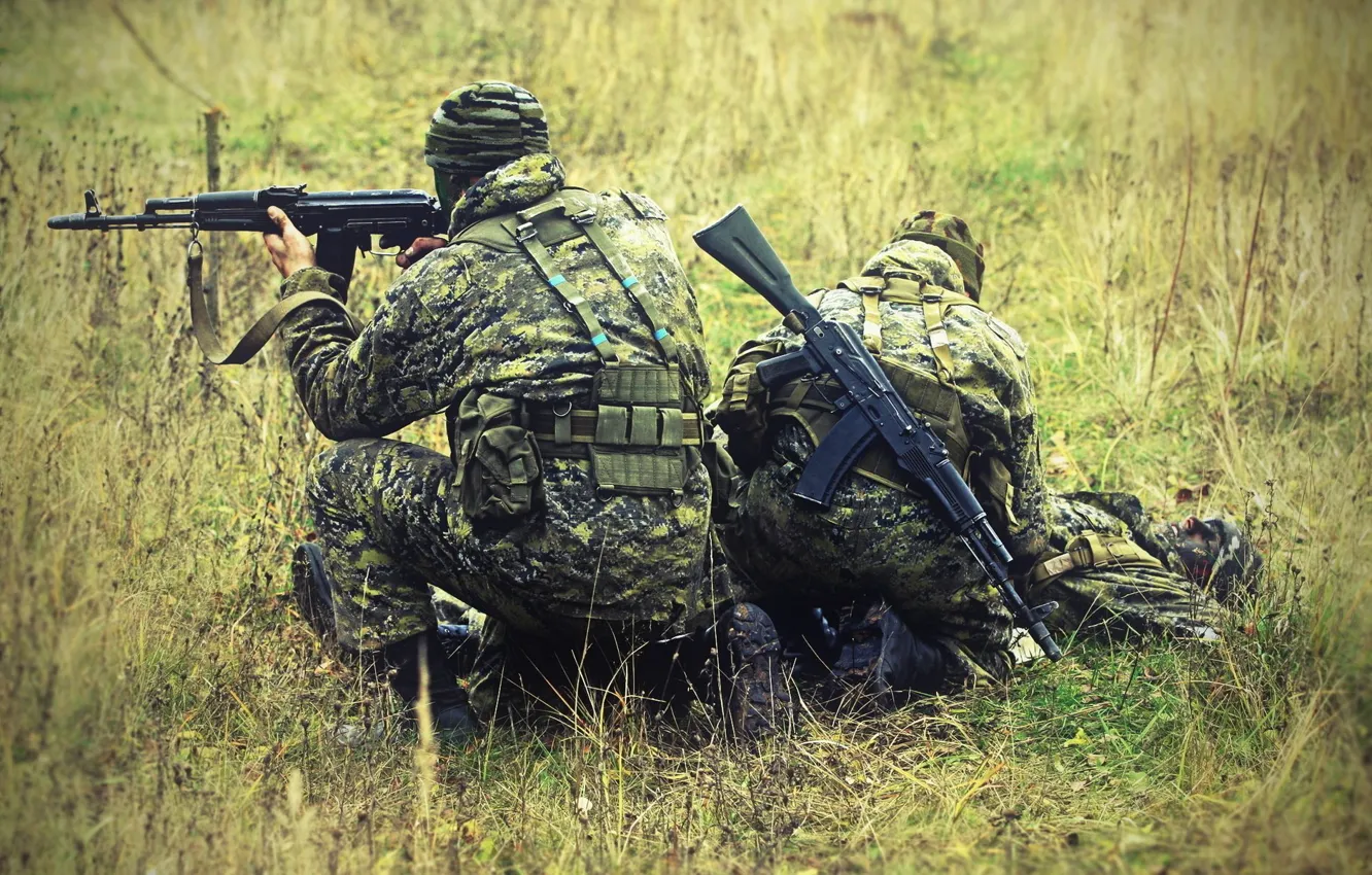 Фото обои помощь, солдаты, камуфляж