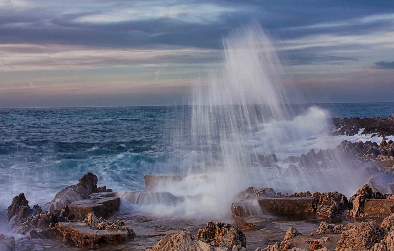 Фото обои море, волны, небо, облака, брызги, камни, берег