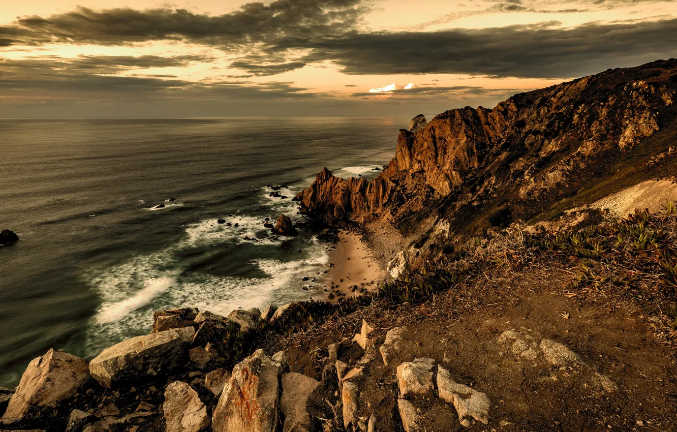Фото обои море, тучи, камни, скалы, берег, вечер, склон, прибой