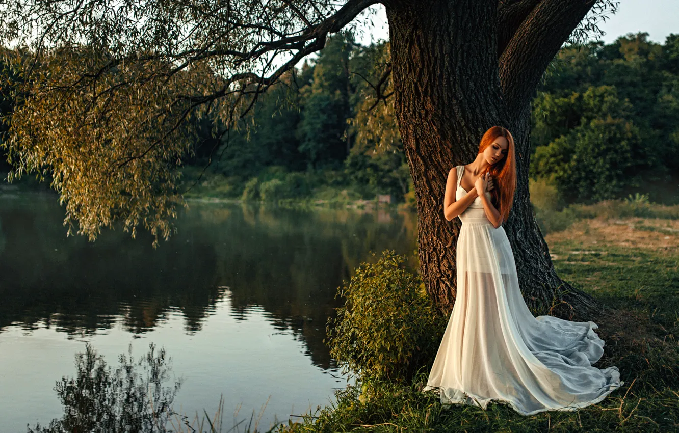 Фото обои Вода, Девушка, Дерево, Озеро, Волосы, Платье, Белое, Красивая