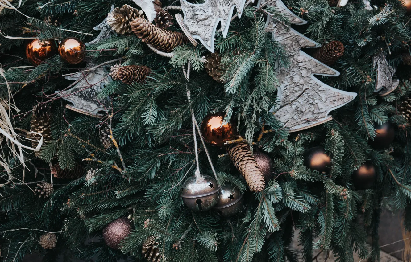 Фото обои праздник, елка, новый год, рождество, шарик, украшение, шишки