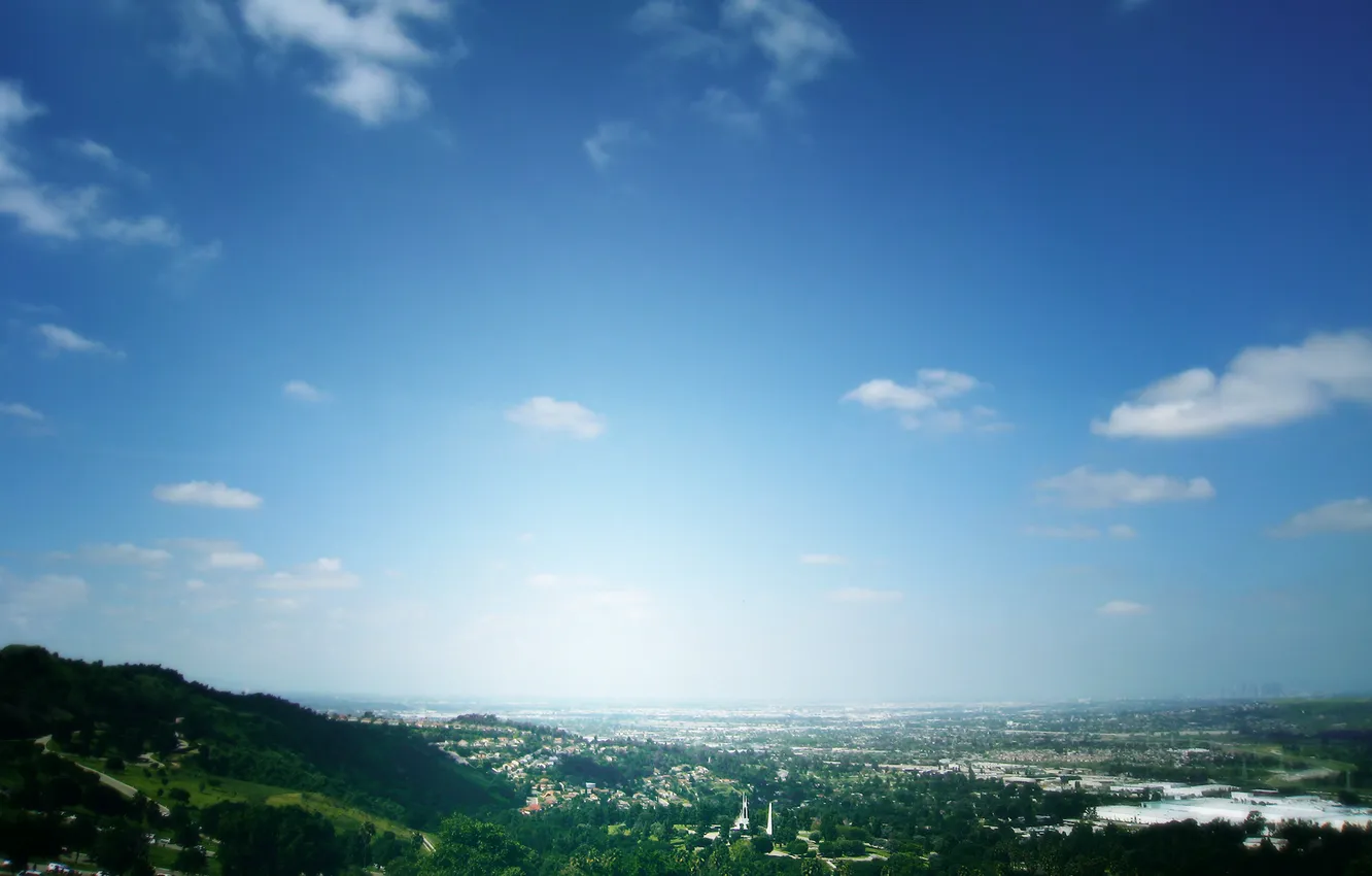 Фото обои зелень, небо, город, холмы