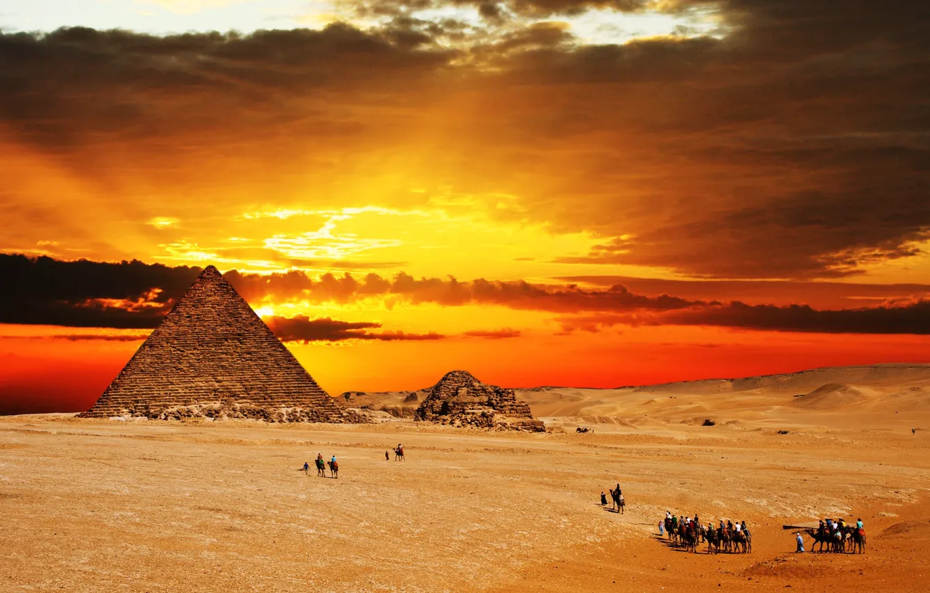 Фото обои песок, закат, пустыня, Пирамида, караван