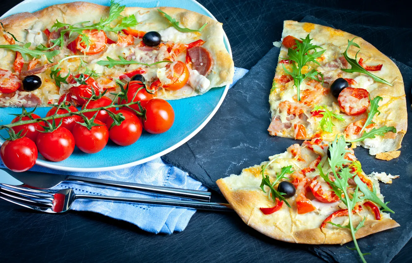 Фото обои сыр, вилка, пицца, помидоры, оливки, колбаса