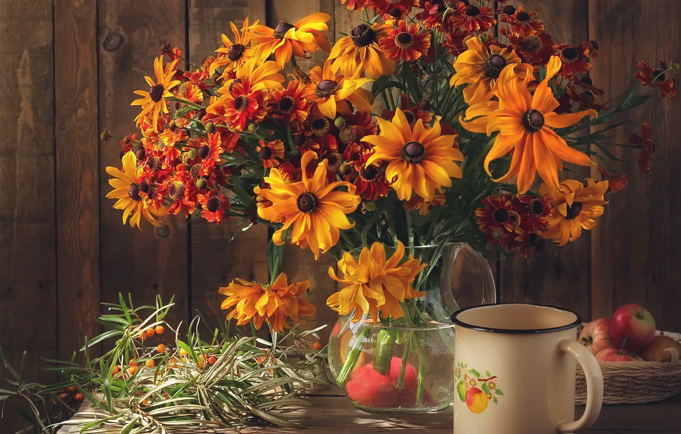 Фото обои цветы, стол, яблоки, букет, кружка, ваза, натюрморт, цинии