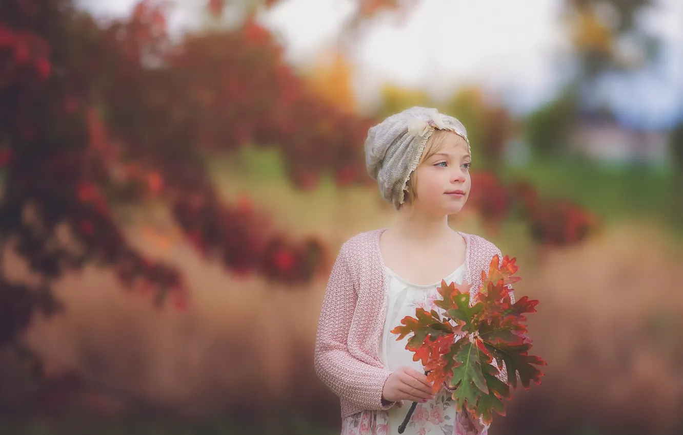 Фото обои листья, девочка, боке, осенний портрет