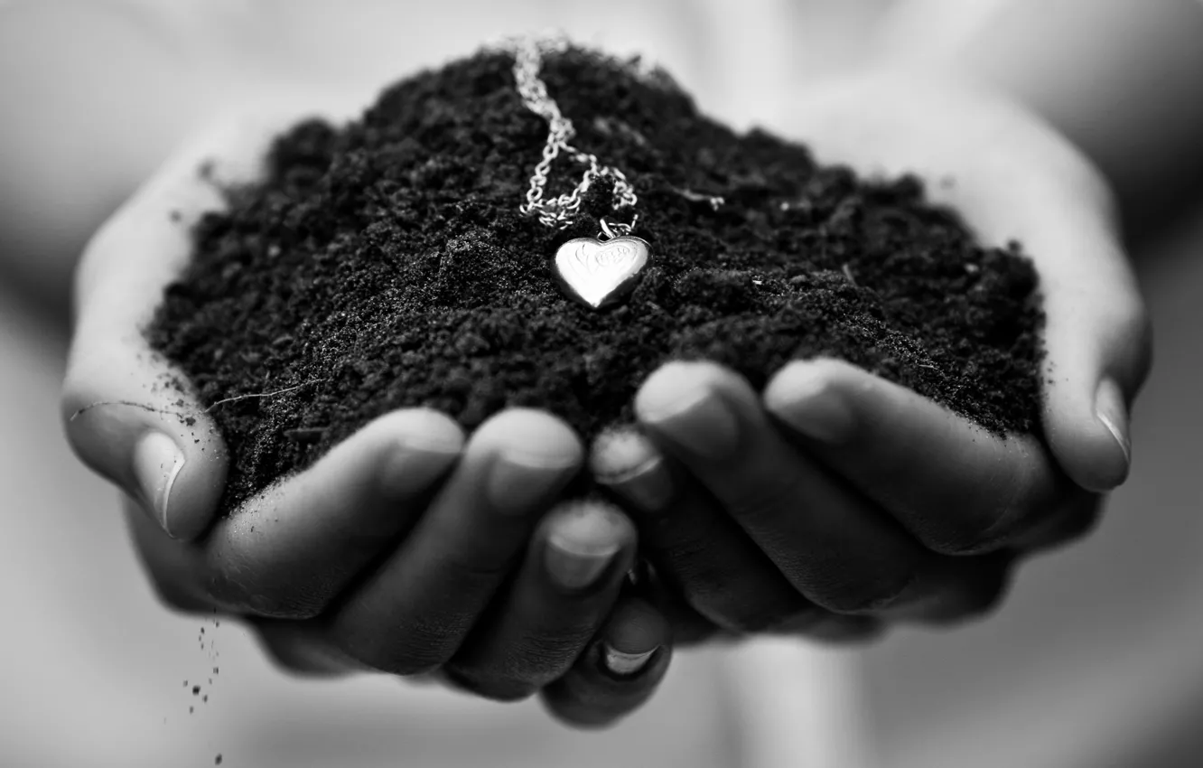 Фото обои любовь, земля, Love, руки, кулон, сердечко