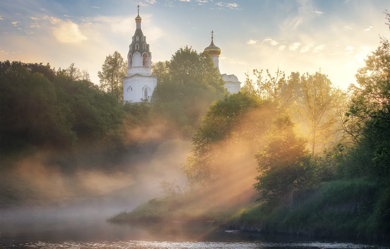 Фото обои деревья, пейзаж, природа, туман, утро, церковь, купола, речушка