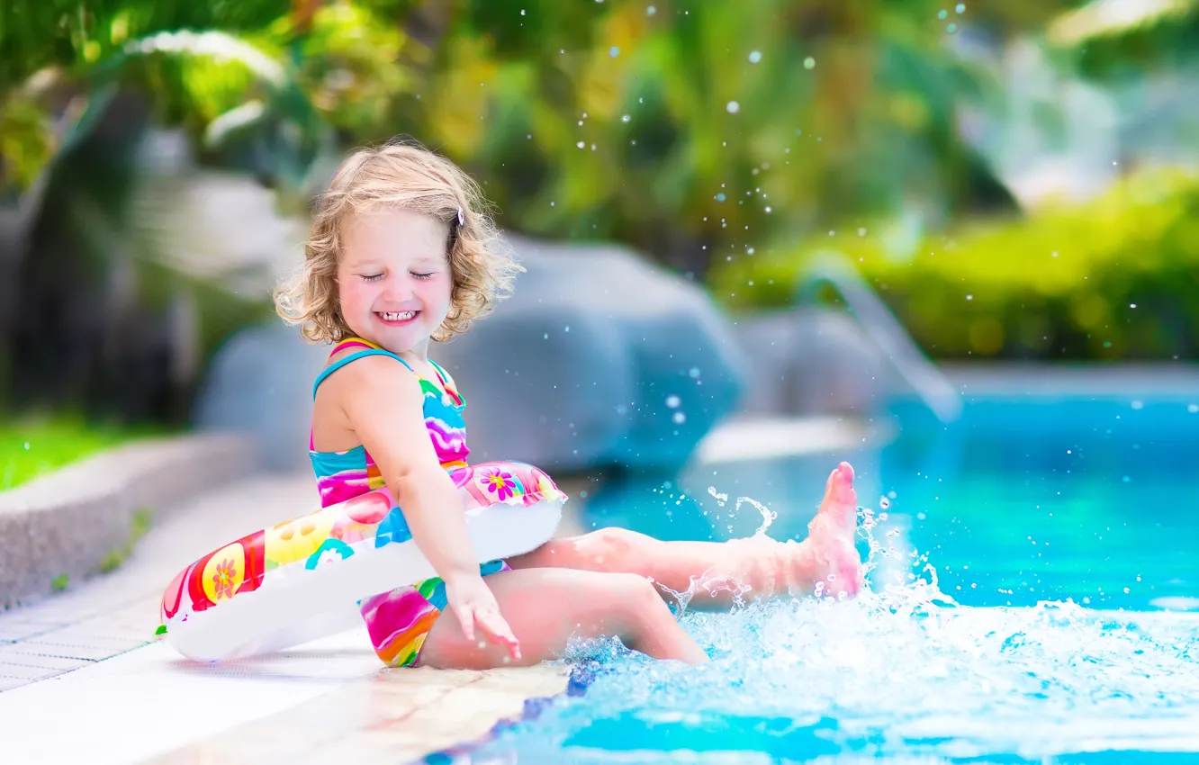 Фото обои лето, радость, брызги, ребенок, бассейн, девочка