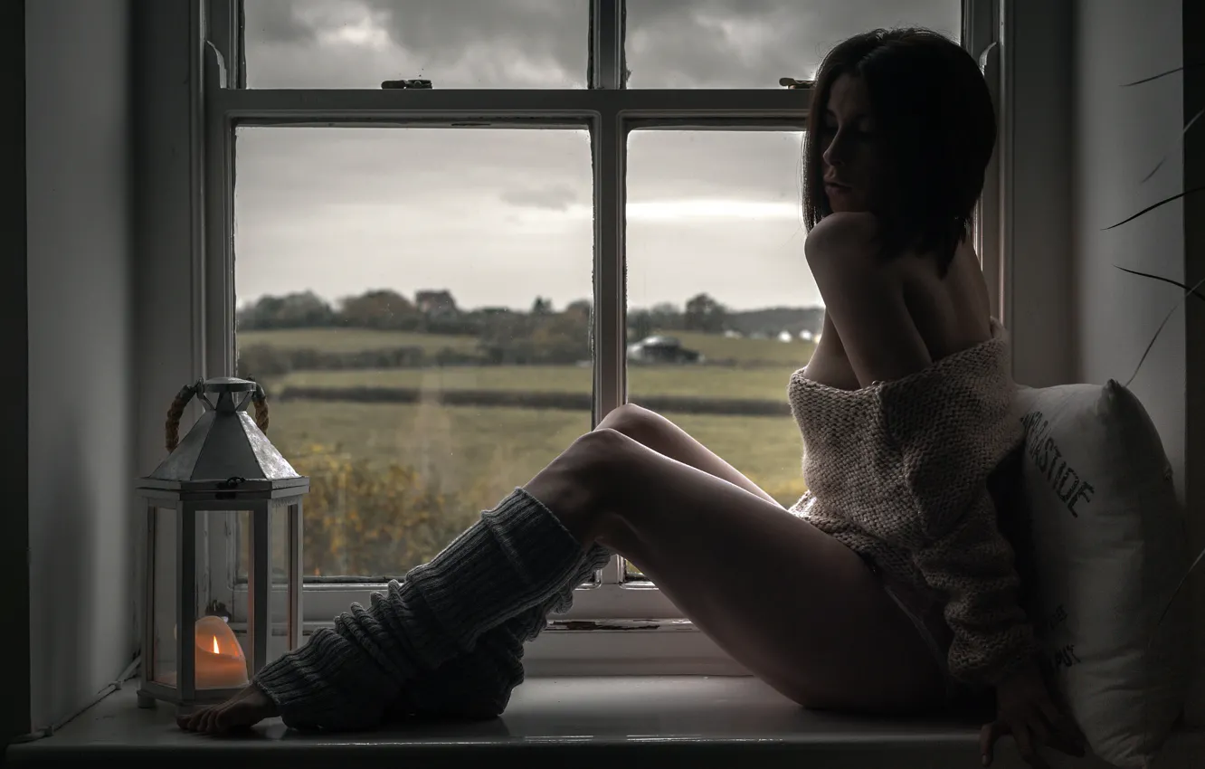 Фото обои девушка, окно, подушка, ножки, гетры