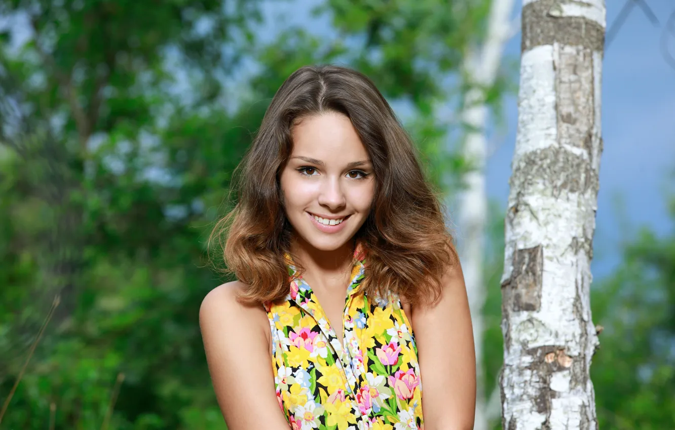 Фото обои girl, trees, brown eyes, nature, woman, young, smile, beautiful