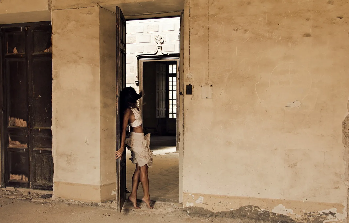 Фото обои девушка, стена, дверь