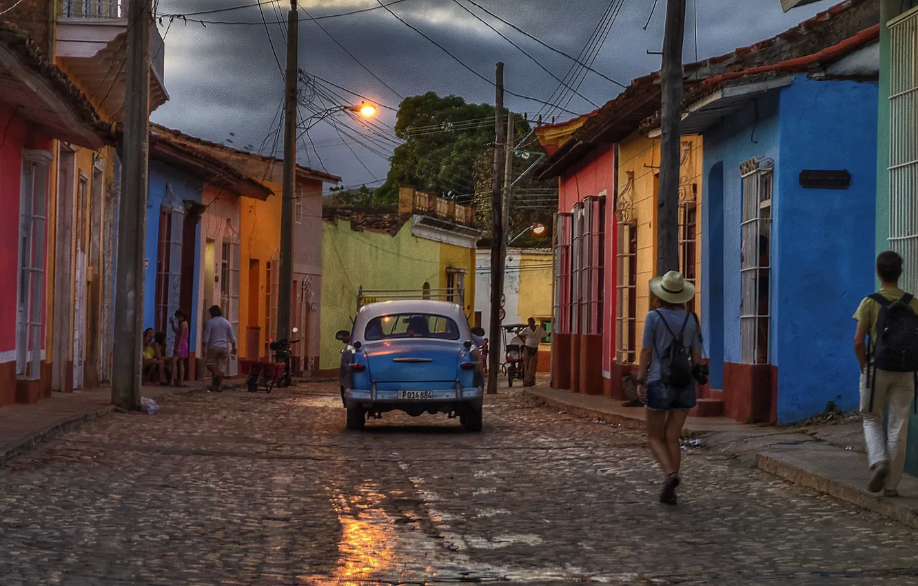 Фото обои облака, люди, улица, дома, сзади, автомобиль, сумерки, Куба