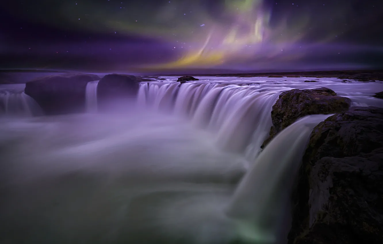 Фото обои скалы, водопад, северное сияние