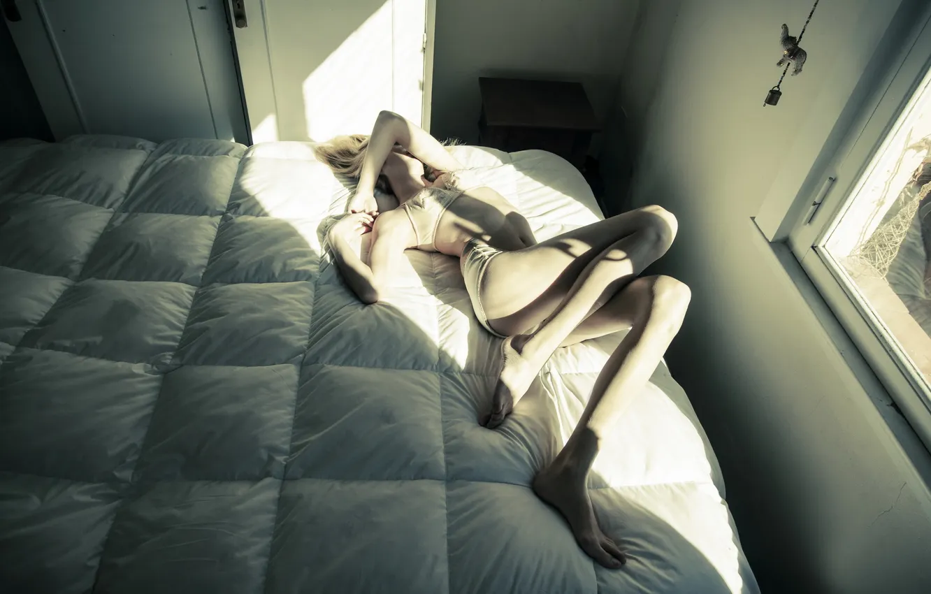 Фото обои девушка, кровать, окно