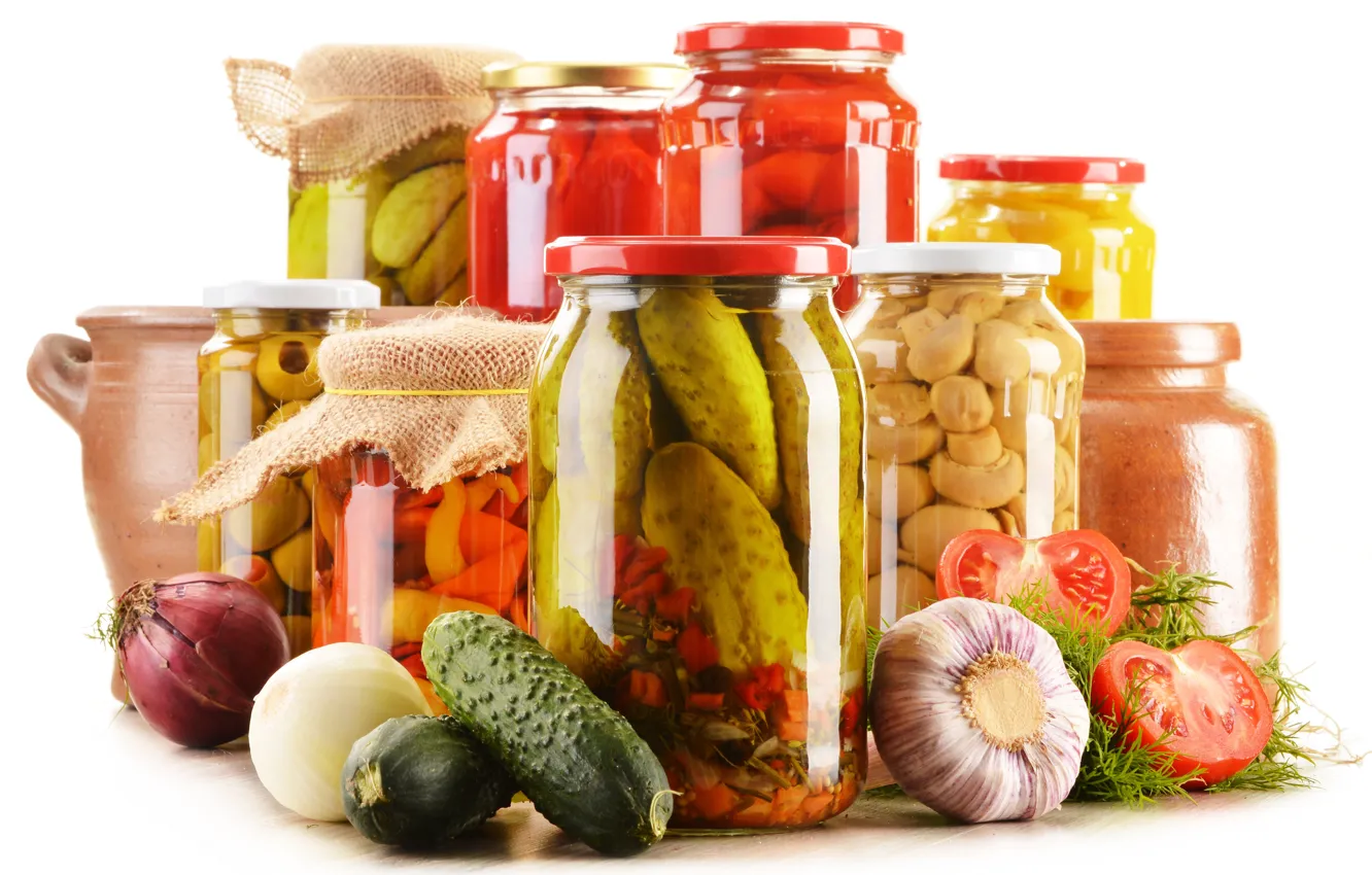 Фото обои зелень, грибы, лук, белый фон, банки, овощи, помидоры, оливки