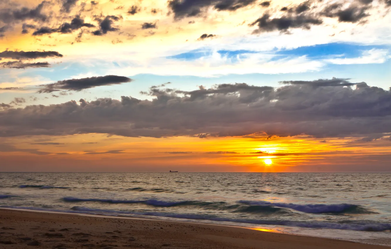 Фото обои песок, море, пляж, небо, солнце, облака, закат, горизонт