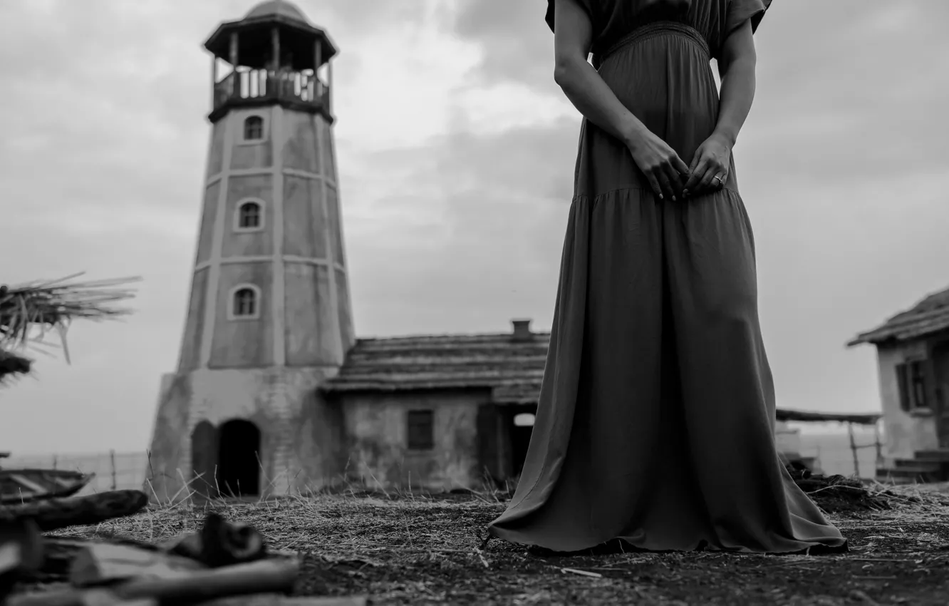 Фото обои девушка, маяк, платье, монохром, Михаил Потапов
