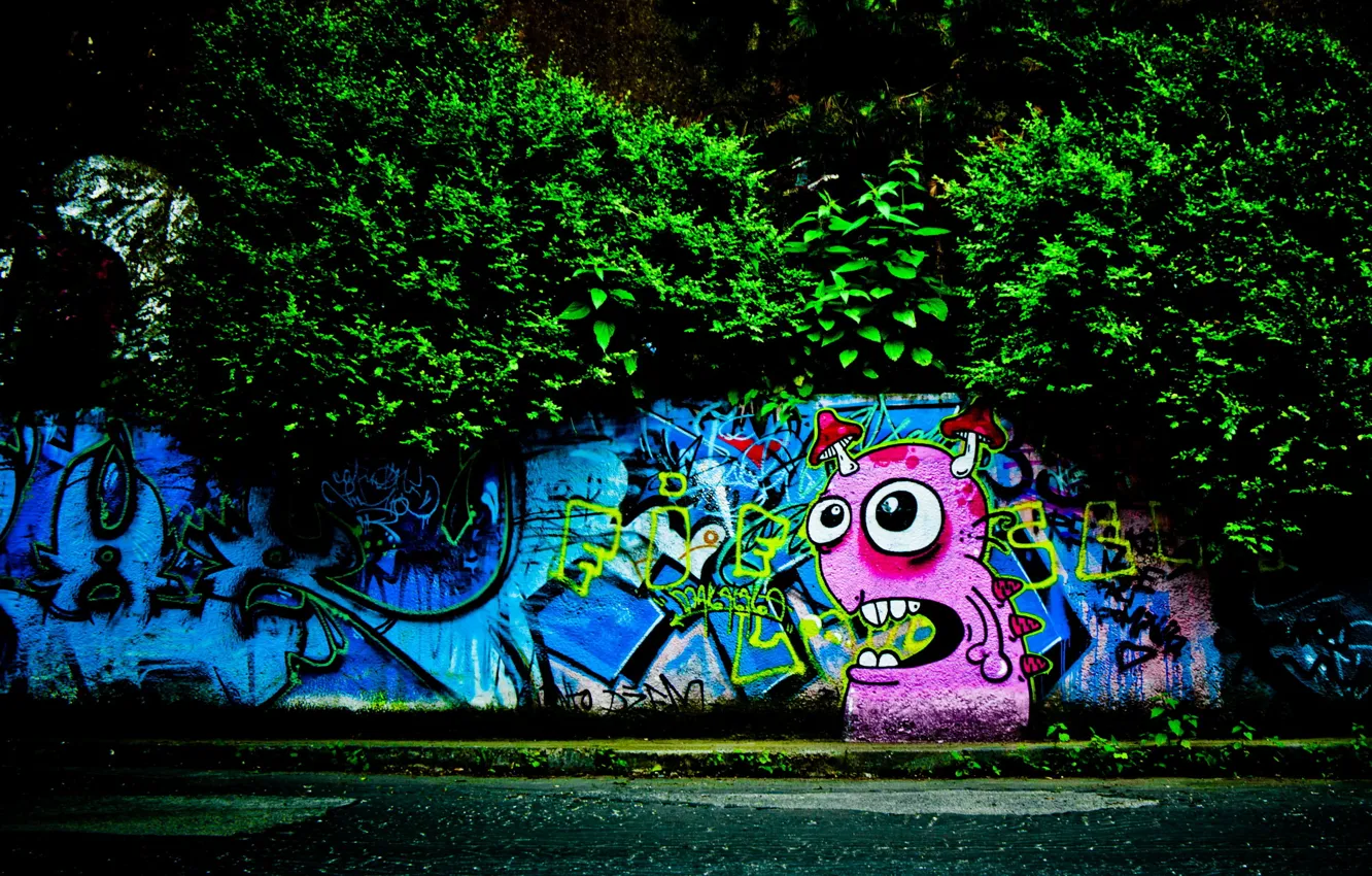 Фото обои деревья, граффити, монстр, Стена, тротуар