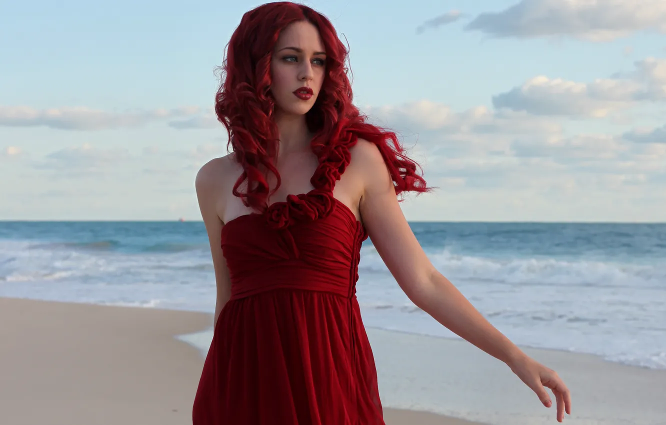 Фото обои море, волны, небо, девушка, лицо, красное, макияж, платье