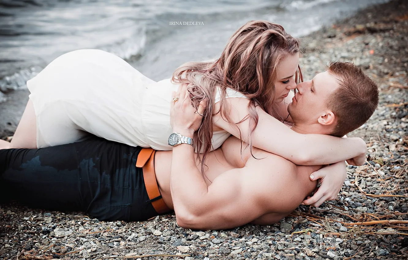 Фото обои девушка, побережье, страсть, объятия, мужчина, влюбленные, лежат