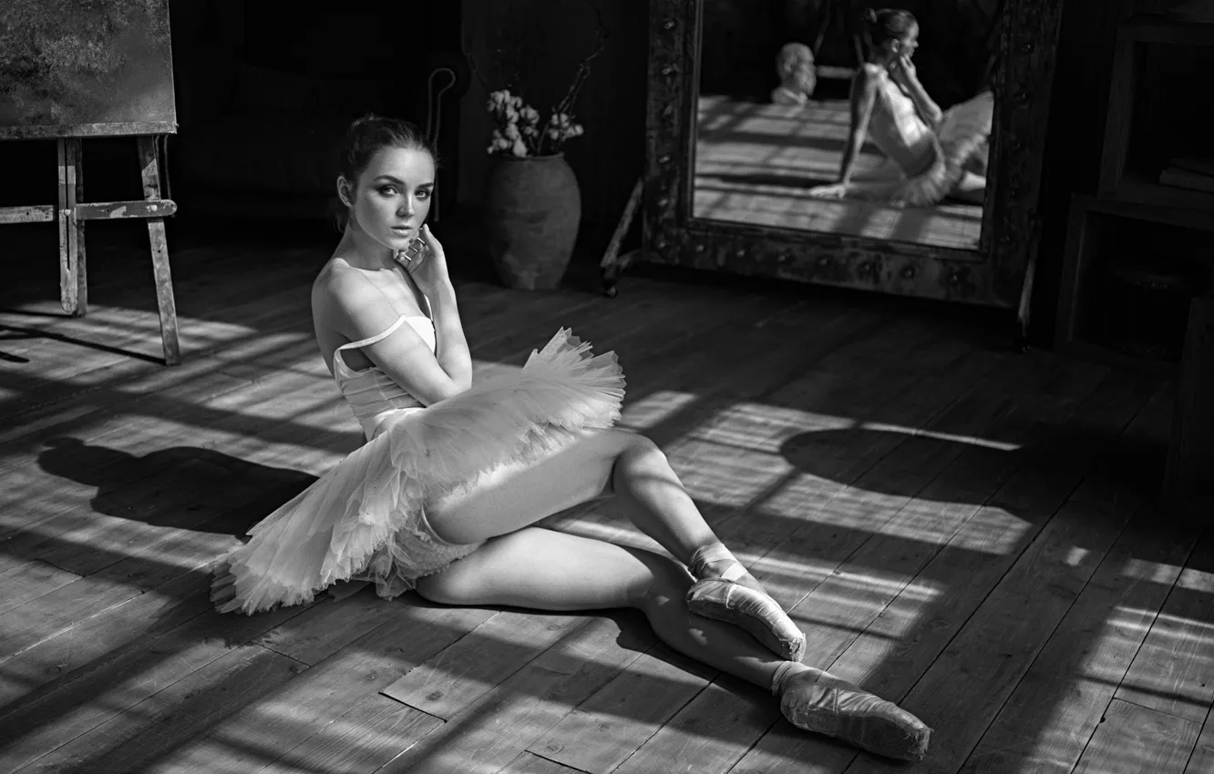 Фото обои взгляд, девушка, ч/б, черно-белое, ножки, красотка, балерина, пачка