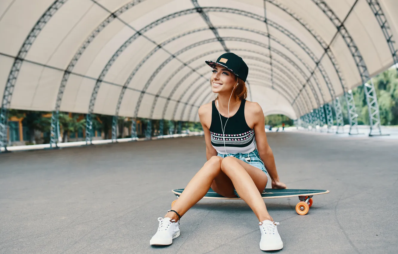 Фото обои girl, shorts, model, pretty, skateboard, T-shirt, sneakers