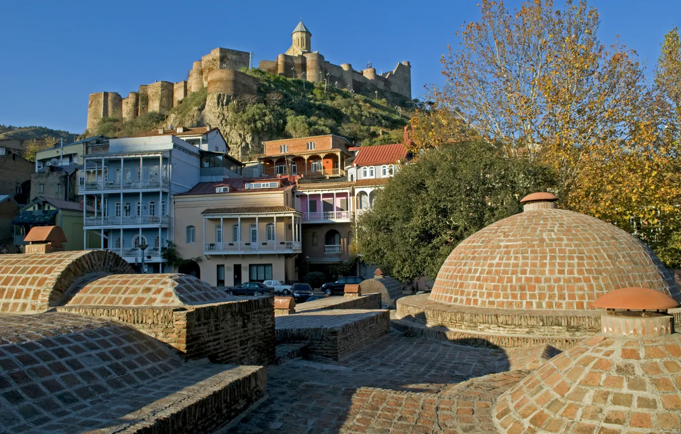 Фото обои деревья, гора, дома, крепость, солнечно, Грузия, Тбилиси, Tbilisi