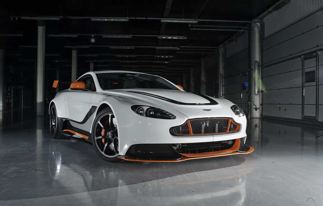 Фото обои Aston Martin, Отражение, Vantage, Колеса, Фары, Автомобиль, Диски, V12