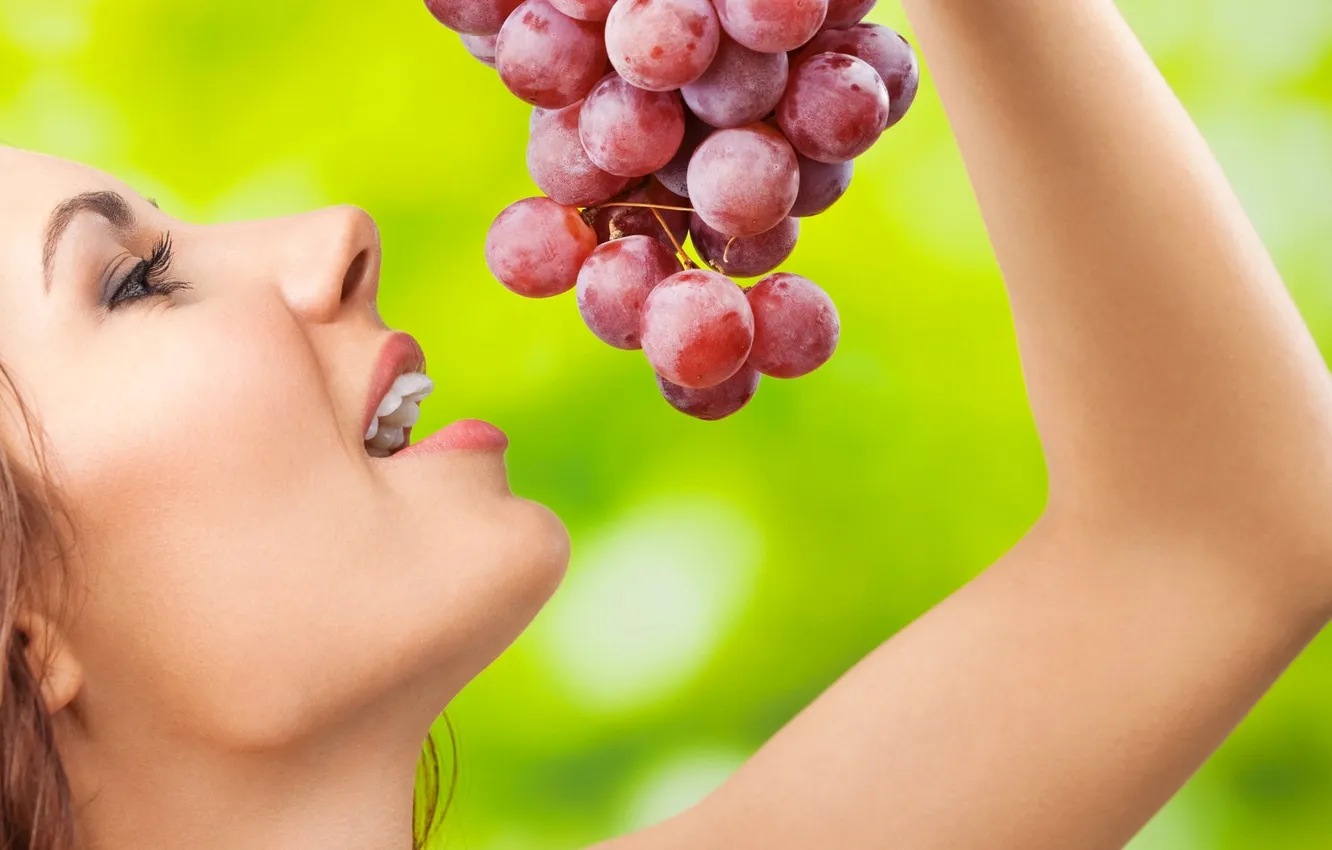 Фото обои виноград, гроздь, губы, профиль